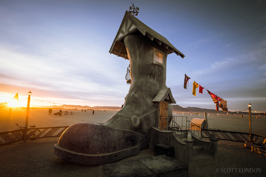 Storied Haven, an installation by Five Ton Crane at Burning Man 2015. (Photo by Scott London)