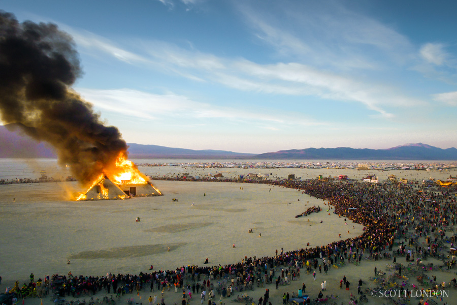 The early-morning burn of Catacomb of Veils at Burning Man 2016. (Photo by Scott London)