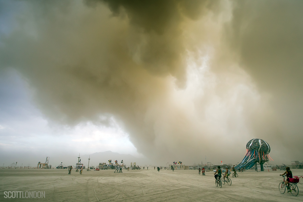 A massive dust cloud rolls in at Burning Man 2017. (Photo by Scott London)